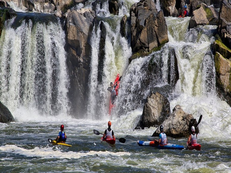 Descenso en kayaks en aguas bravas Descenso en kayaks en aguas bravas
